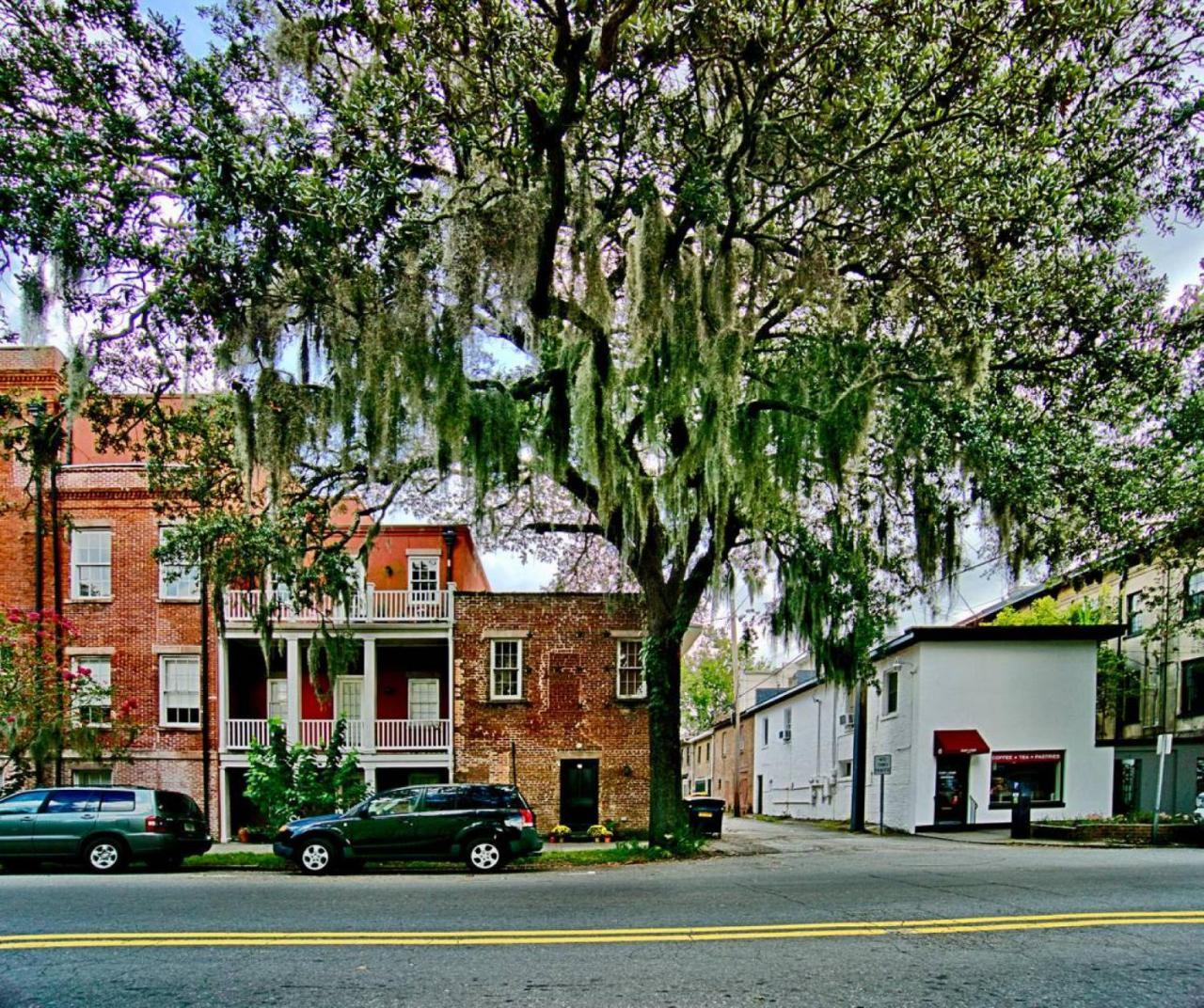 Comfy Carriage House Steps From The River Bed & Breakfast Savannah