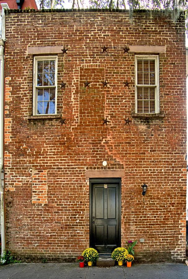 Comfy Carriage House Steps From The River Bed & Breakfast Savannah
