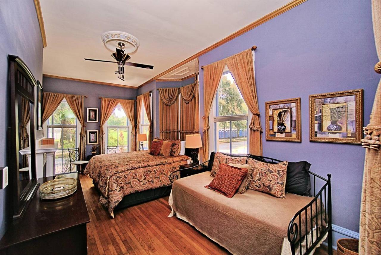 Huge Victorian Beauty Overlooking Forsyth Park Savannah