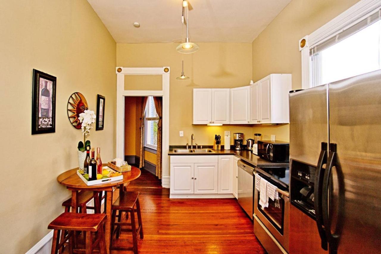 Huge Victorian Beauty Overlooking Forsyth Park Bed & Breakfast Savannah
