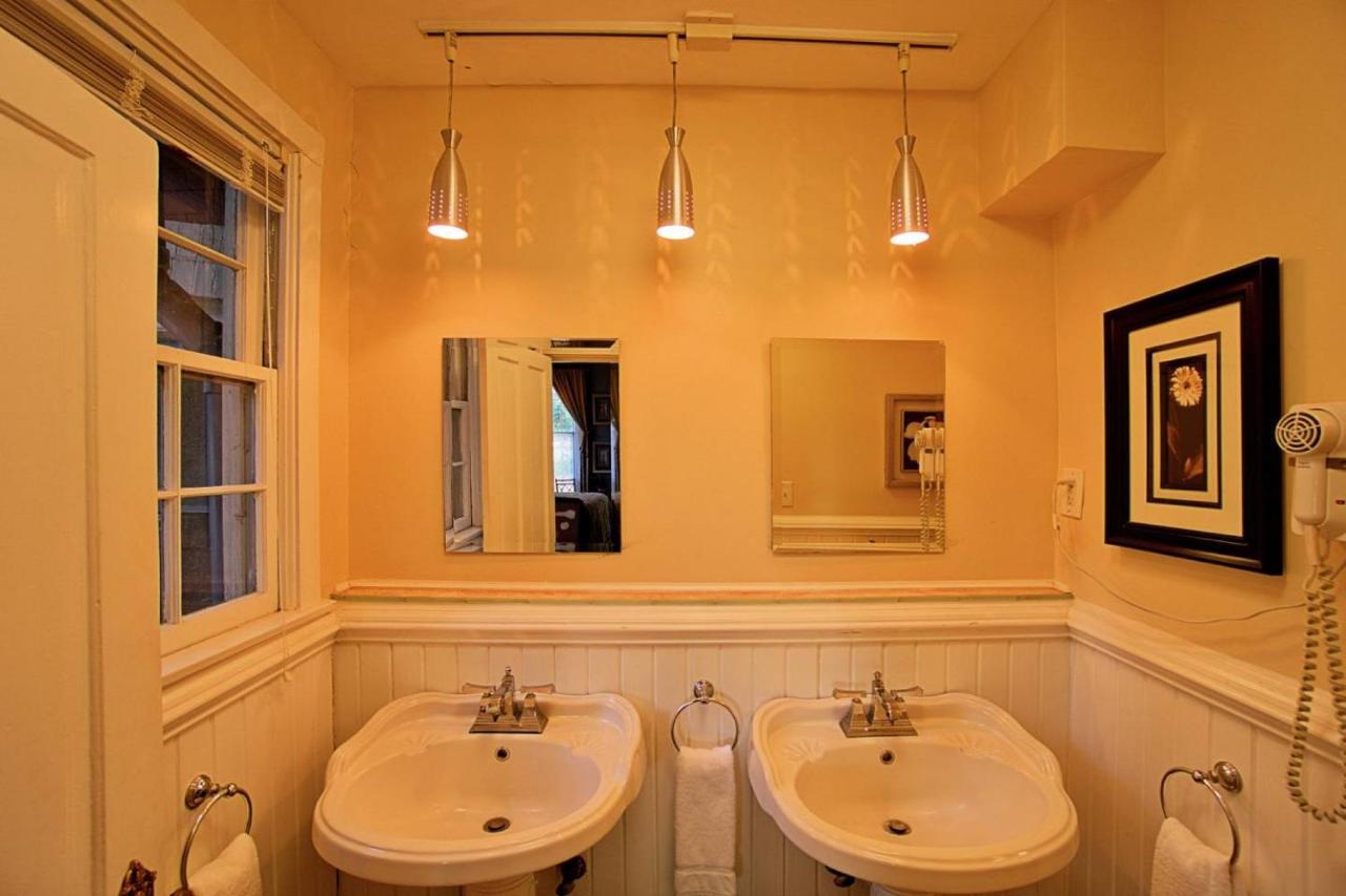 Huge Victorian Beauty Overlooking Forsyth Park Bed & Breakfast Savannah