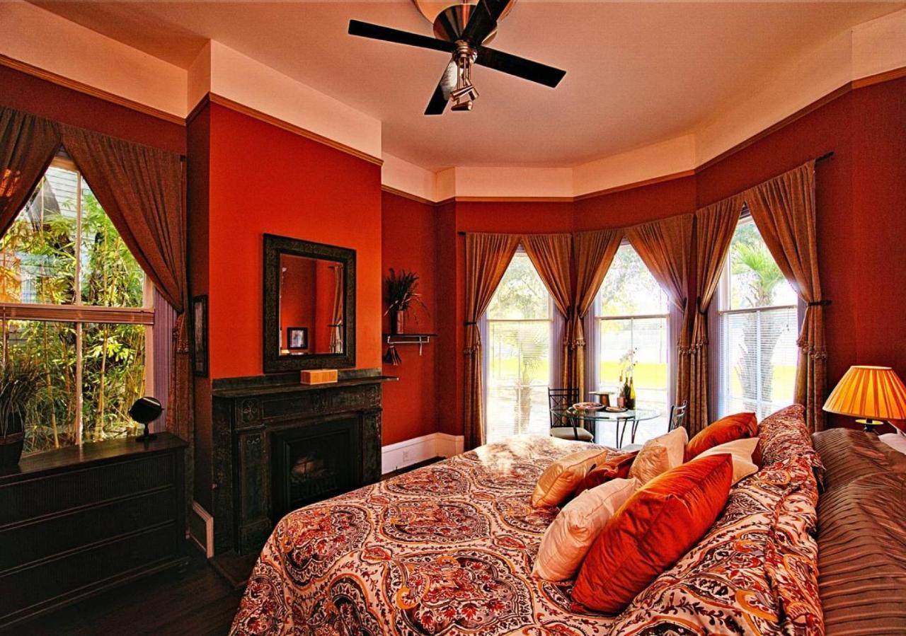 Huge Victorian Beauty Overlooking Forsyth Park Bed & Breakfast