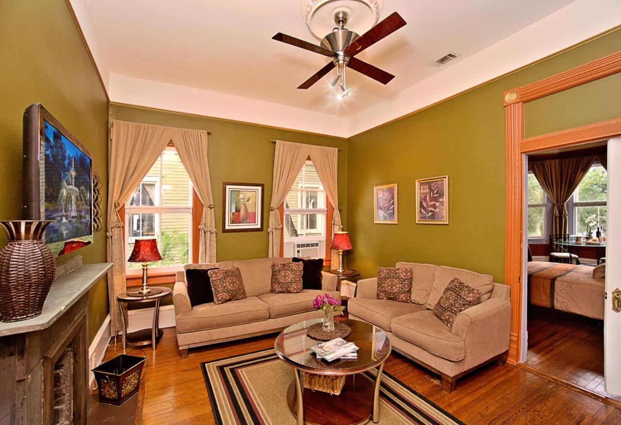 Huge Victorian Beauty Overlooking Forsyth Park Bed & Breakfast
