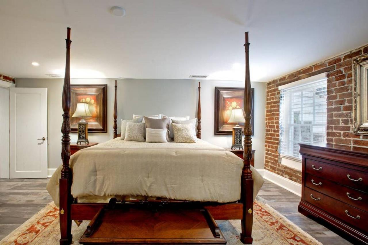 Restored Historic 5 Bedroom 4 And A Half Bath Holiday home *