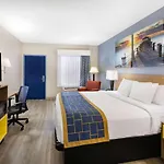 Days Inn & Suites By Wyndham Savannah Midtown