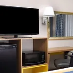 Days Inn & Suites By Wyndham Savannah Midtown