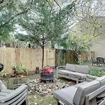 Comfortable Escape In Historic Downtown Savannah