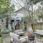 Comfortable Escape In Historic Downtown Savannah