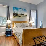 Comfortable Escape In Historic Downtown Savannah