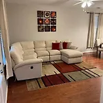 Cheerful 3 Bedroom, Close To Downtown And Arena!!!