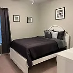Cheerful 3 Bedroom, Close To Downtown And Arena!!!