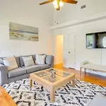 Cheerful Savannah Vacation Rental With Fire Pit!
