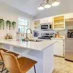 Cheerful Savannah Vacation Rental With Fire Pit!