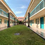 Days Inn & Suites by Wyndham Savannah Gateway/I-95 and 204