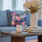 Savannah Nature House - Large, Stylish In Savannah