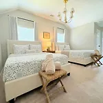 Charming Cottage For Family And Dogs Near Beach & City