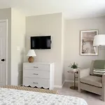 Charming Cottage For Family And Dogs Near Beach & City
