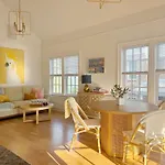 Sunny & Playful Carriage House In Downtown Savannah Stay Here And Walk Everywhere