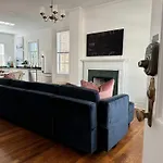 Spacious 3-Floor Downtown Retreat - Prime Location
