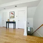 Spacious 3-Floor Downtown Retreat - Prime Location