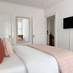 Classy 3-Story Downtown Apt - Great Location