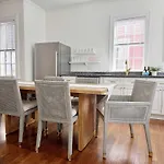 Classy 3-Story Downtown Apt - Great Location