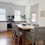 Classy 3-Story Downtown Apt - Great Location