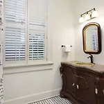 King Suite Claw Foot Tub 2Nd Floor