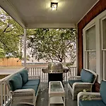 420Waldburg A - Modern Apt With Southern Charm Blocks From Forsyth