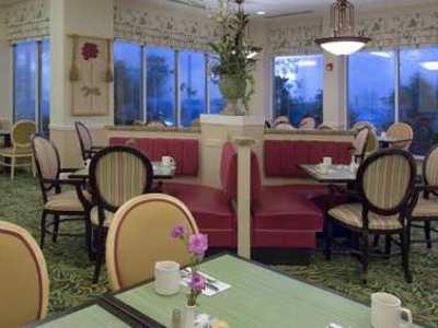Hilton Garden Airport 3*