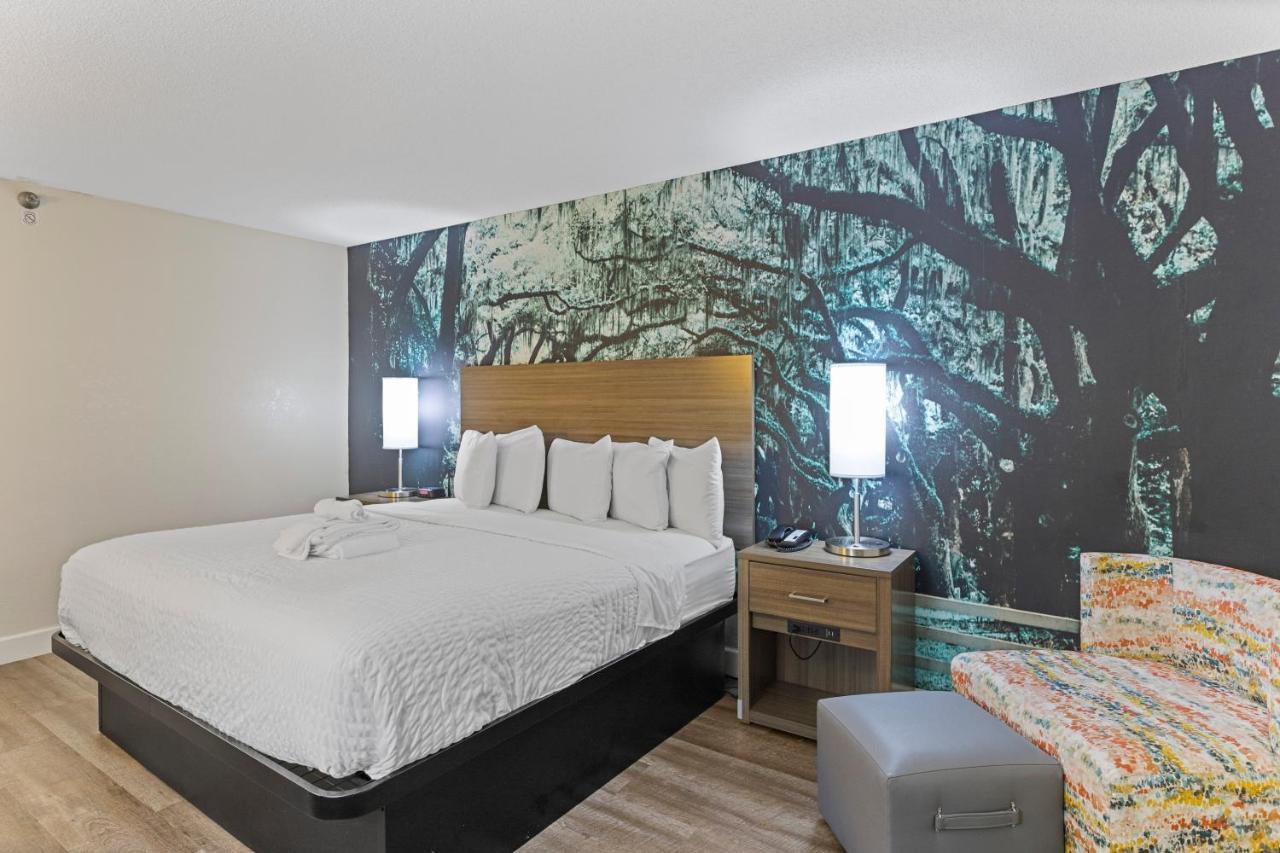 Clarion Pointe Gateway I-95 Hotel 3*