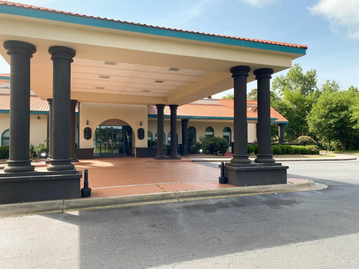 Hotel 6 Savannah, Ga- Gateway & I-95