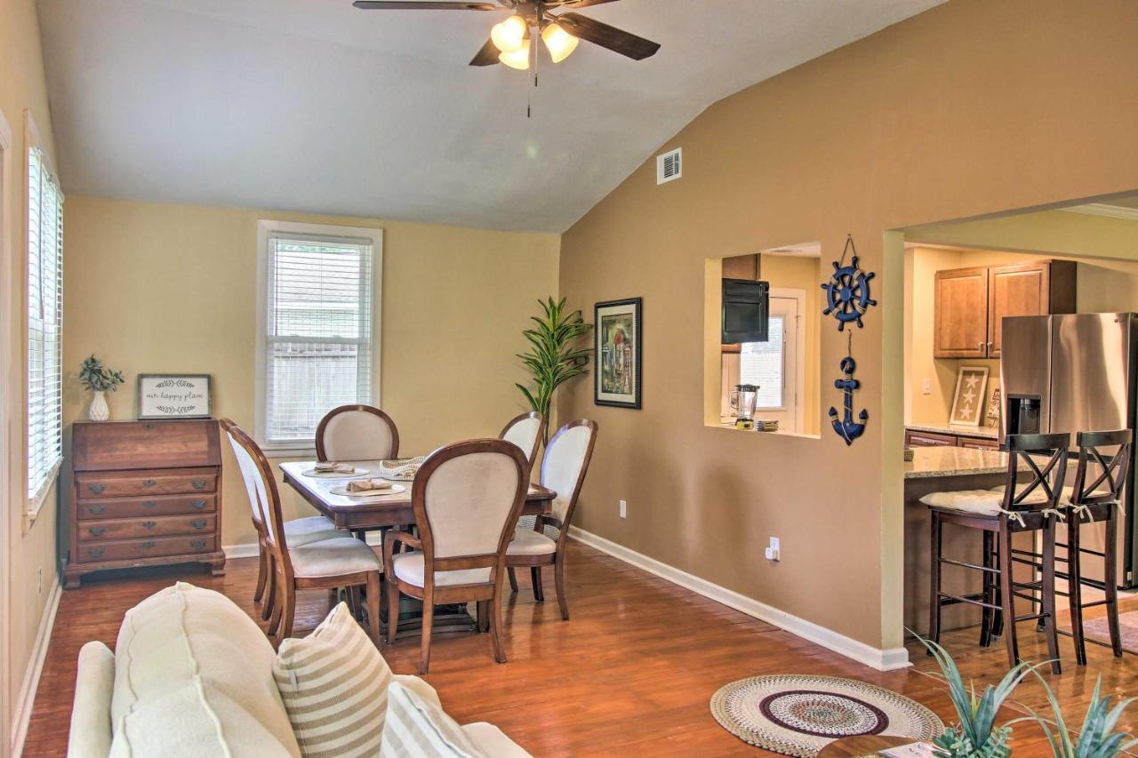 Holiday home Updated Hideaway With Luxury Backyard! *