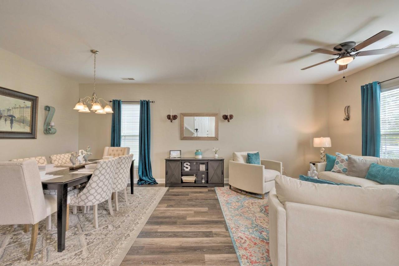 Spacious Pooler With Family-friendly Perks Holiday home