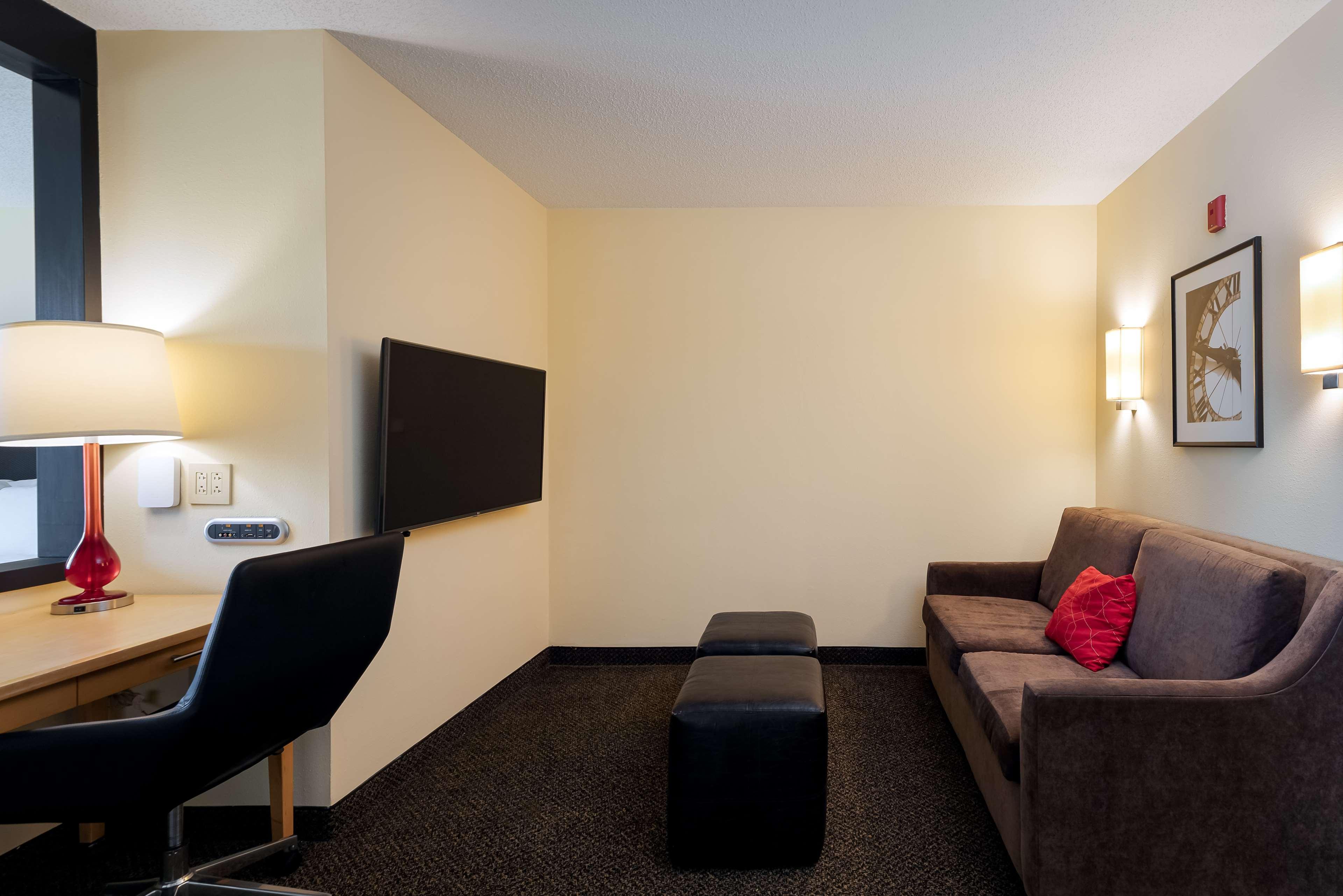 Doubletree By Hilton Airport