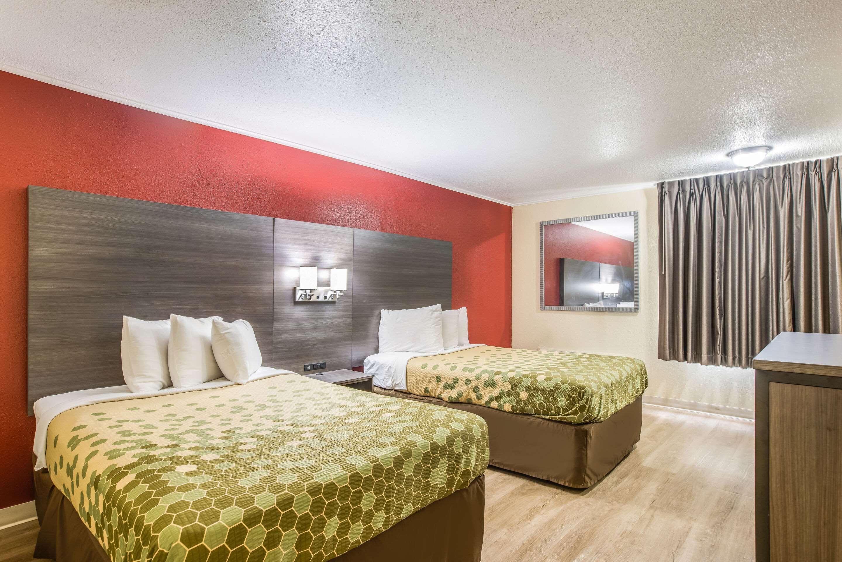 Econo Lodge *
