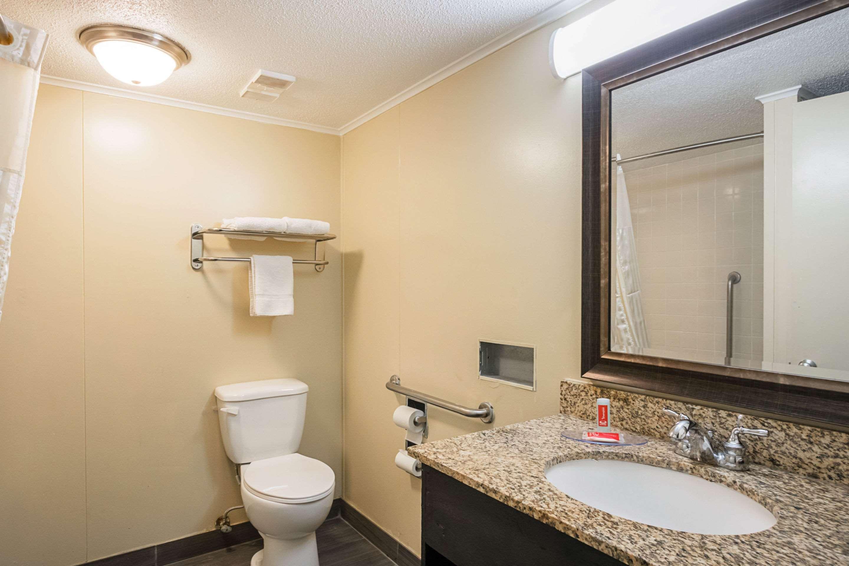Econo Lodge *