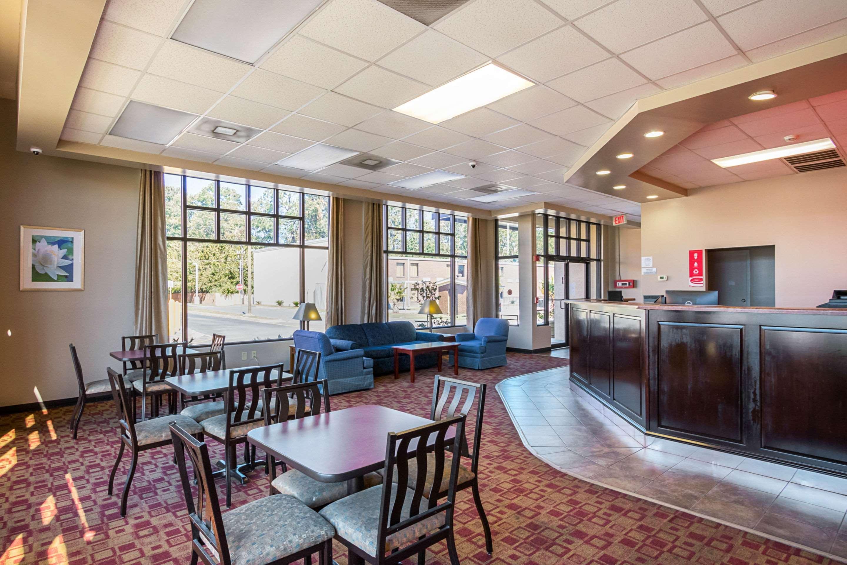 Econo Lodge *