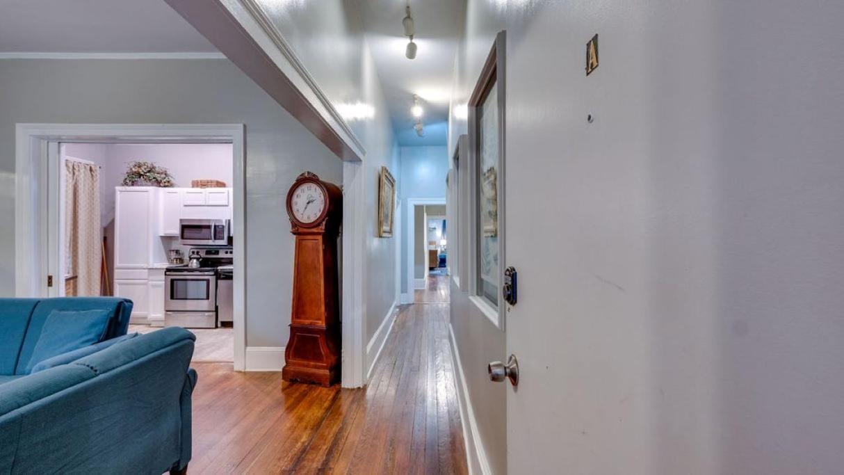 Bed & Breakfast Comfortable Escape In Historic Downtown
