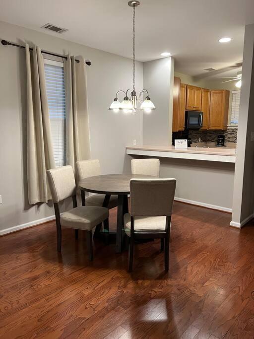 Cheerful 3 Bedroom, Close To Downtown And Arena!!! Holiday home