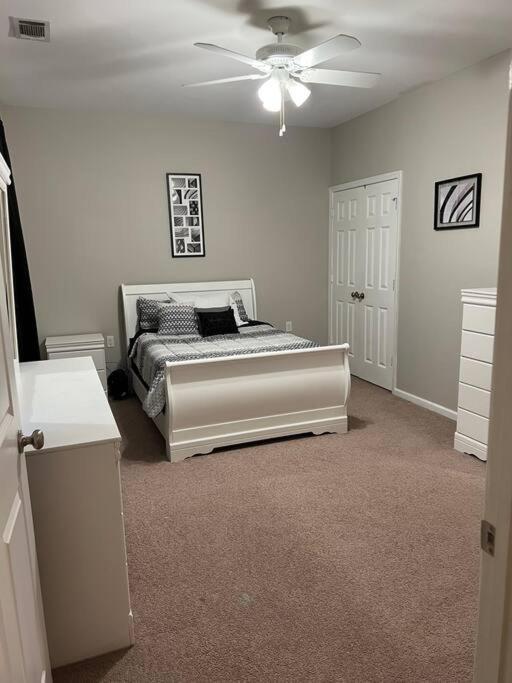 Cheerful 3 Bedroom, Close To Downtown And Arena!!! Holiday home Savannah