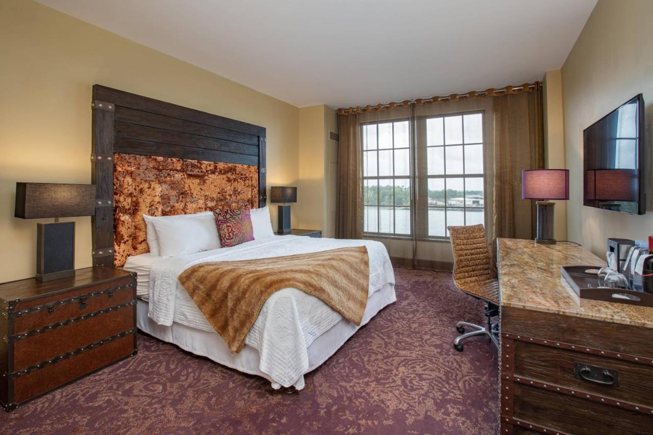 Hotel The Bohemian Riverfront, Autograph Collection