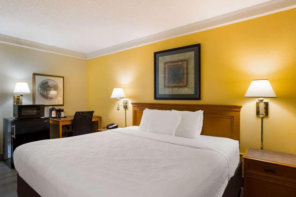 Econo Hotel 2*