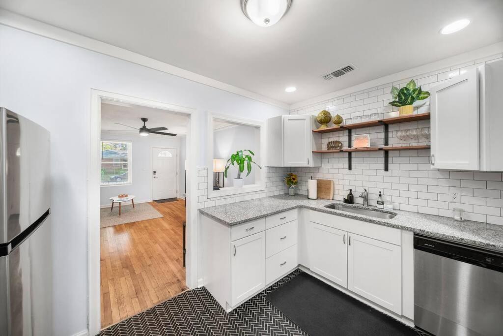 Rare Hidden Gem - Minutes From Downtown & Forsyth! Holiday home