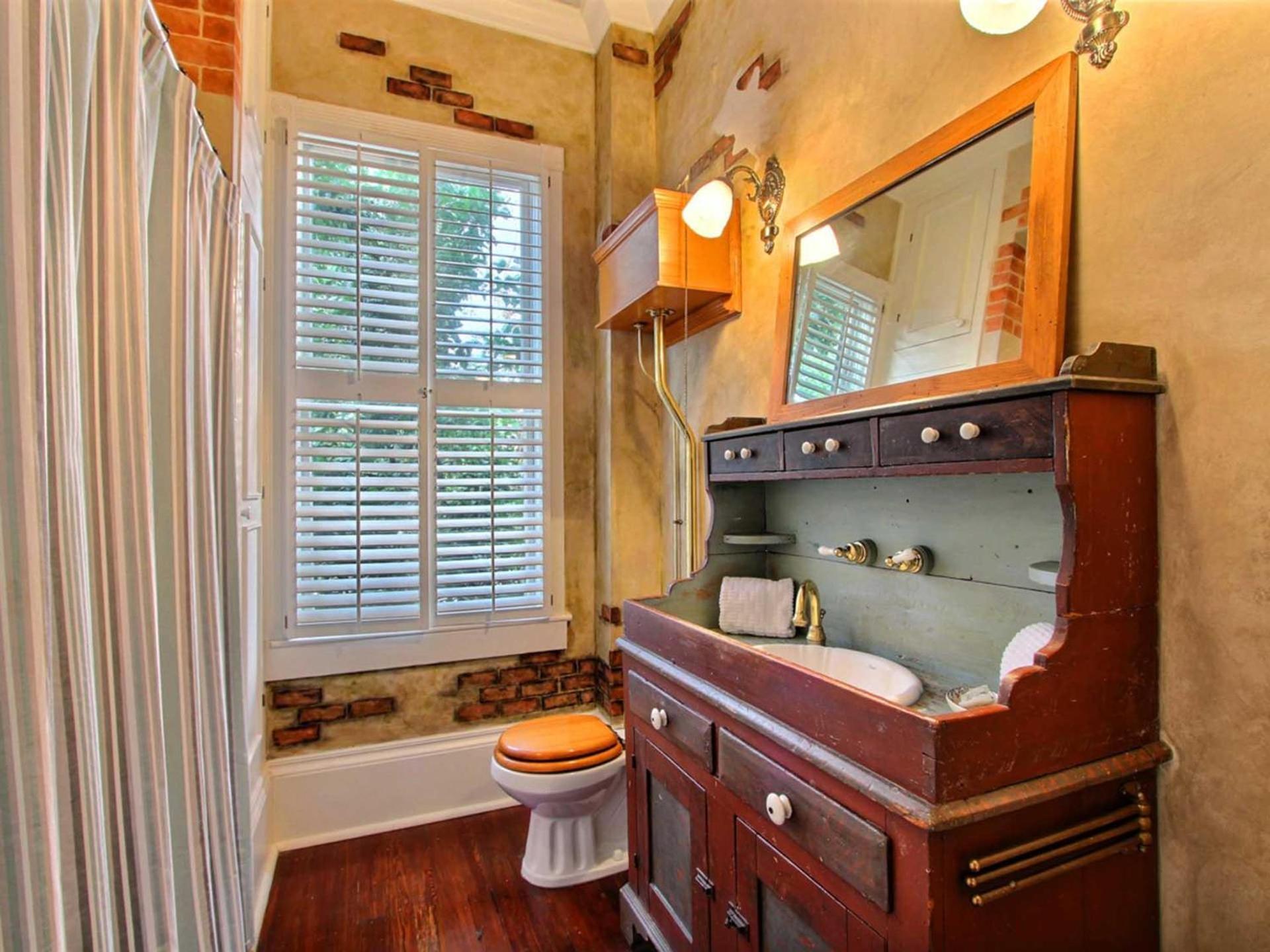 Washington Square Manor * Savannah