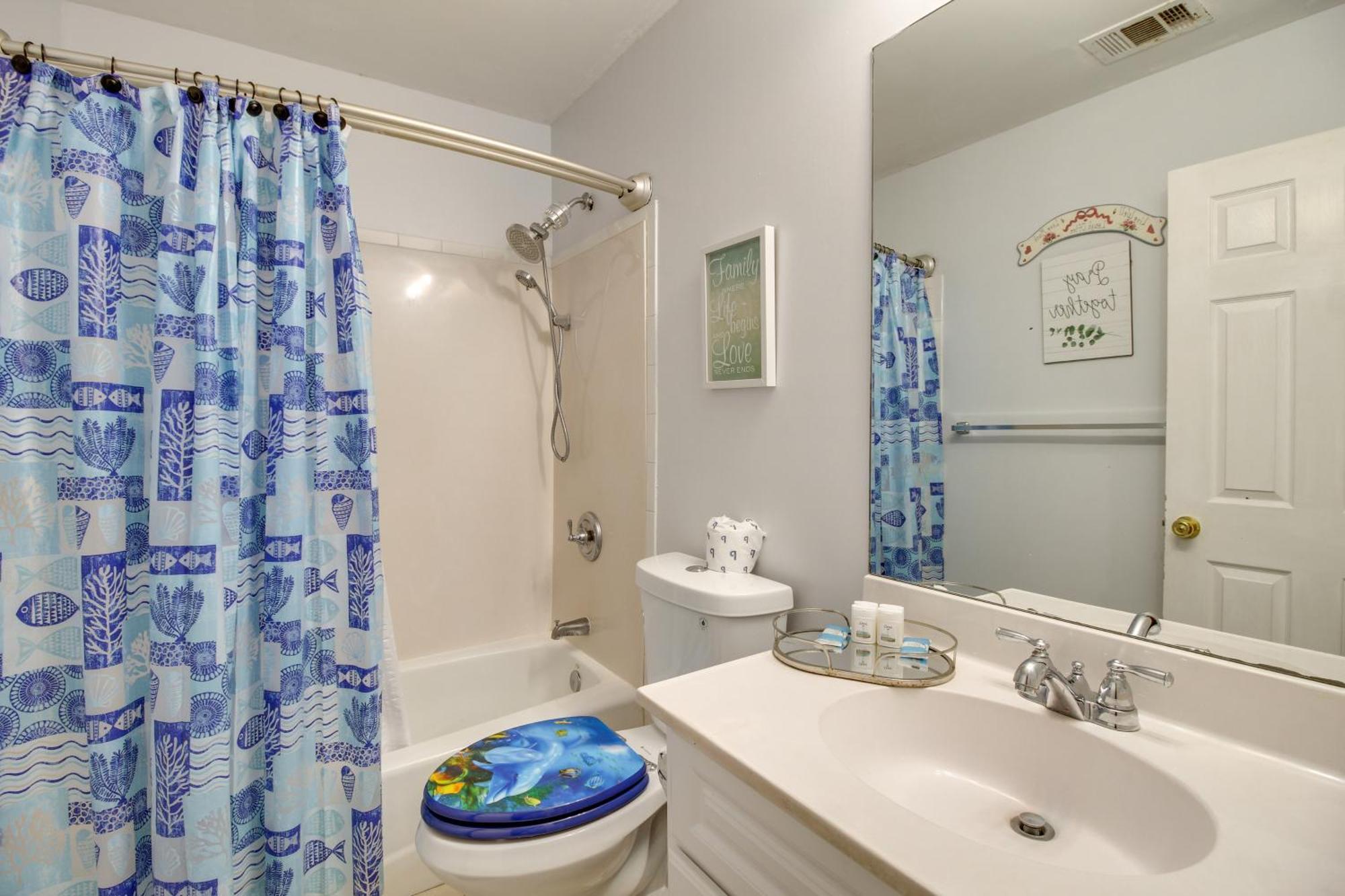 Inviting Vacation With Game Room! Apartment Savannah