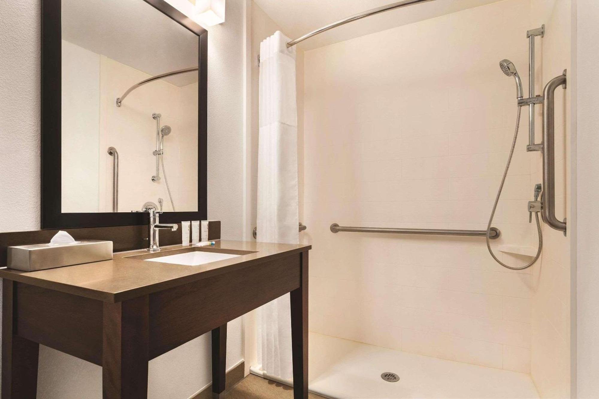 Hotel Country & By Radisson, Midtown, Ga 3*