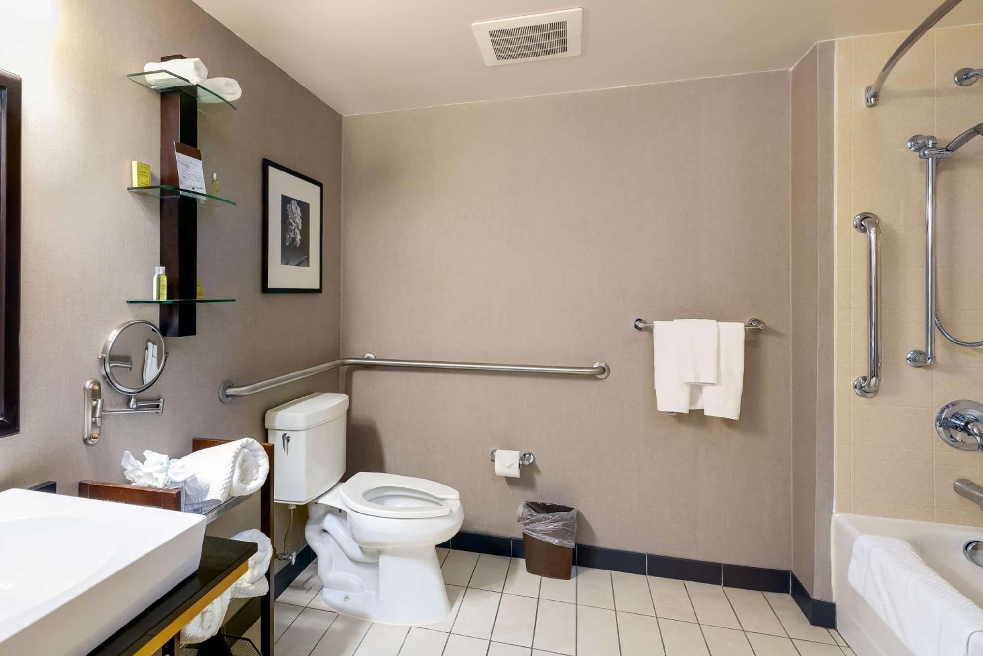 Doubletree By Hilton Airport Hotel