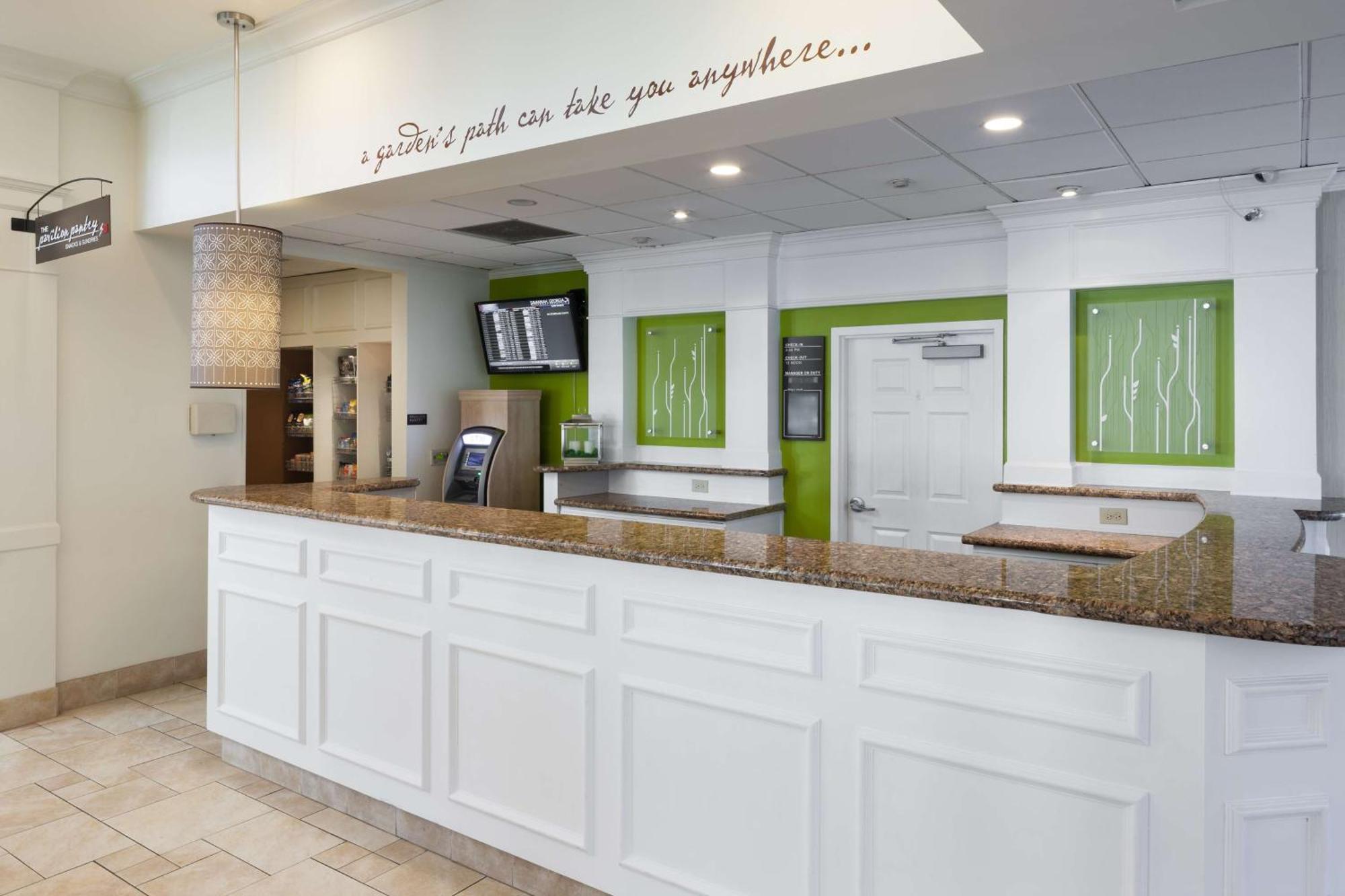 Hilton Garden Airport 3*