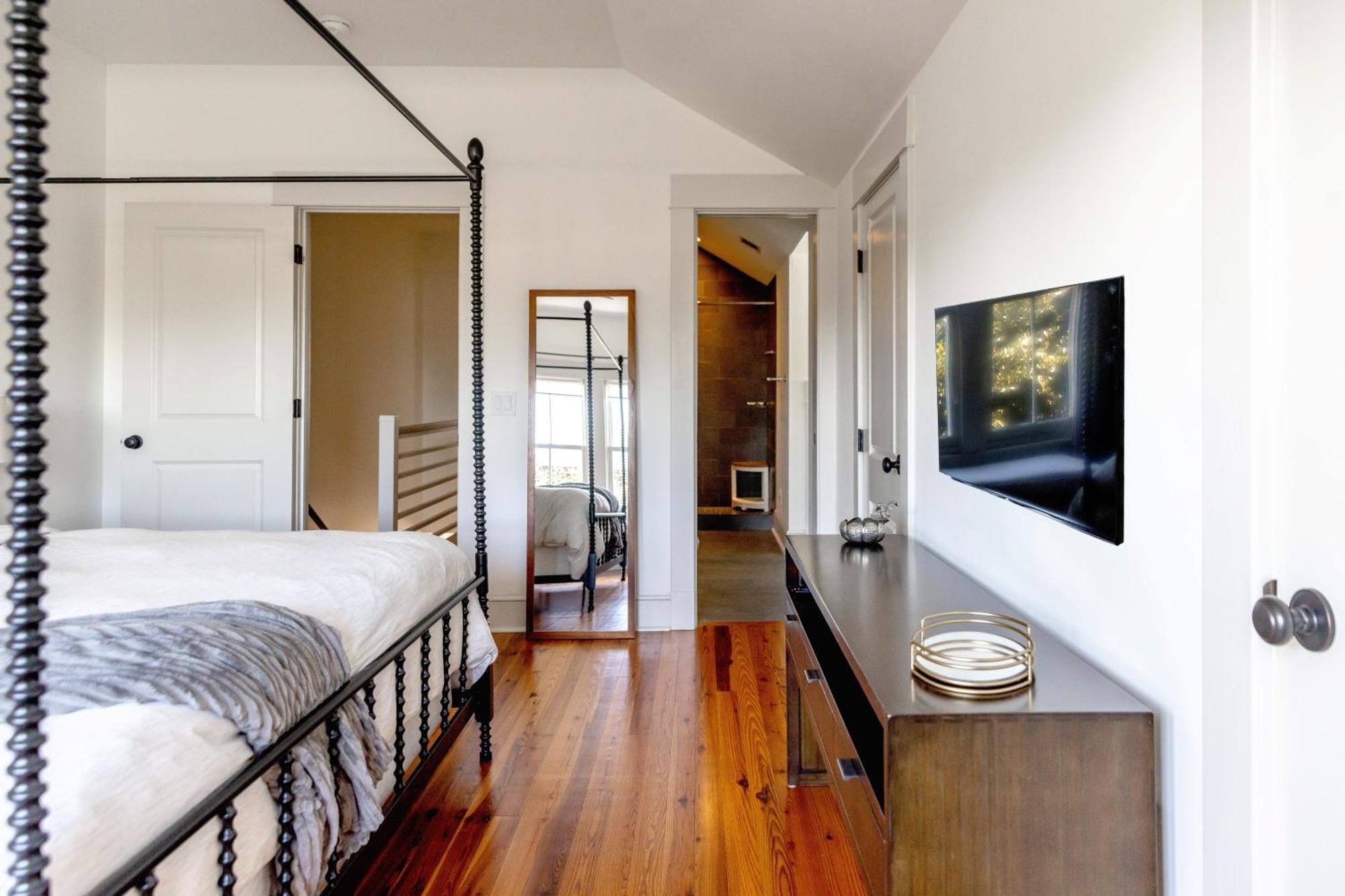Apartment 2 King Bedrooms-Luxury On Historic Crawford Square *